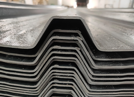 下雨時(shí)雨水會(huì)從高波梯形樹(shù)脂瓦的波浪縫濺進(jìn)來(lái)嗎？